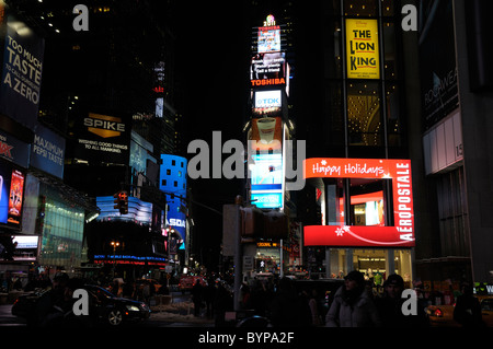 Times Square ist in einer kalten Winternacht im Neon Dschungel voller Aktivität. New York City Stockfoto