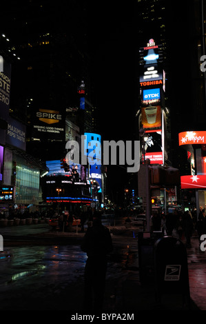 Times Square ist in einer kalten Winternacht im Neon Dschungel voller Aktivität. New York City Stockfoto