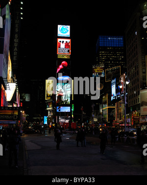 Times Square ist in einer kalten Winternacht im Neon Dschungel voller Aktivität. New York City Stockfoto