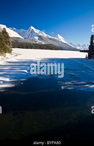 Maligne Lake Winterlandschaft. Stockfoto