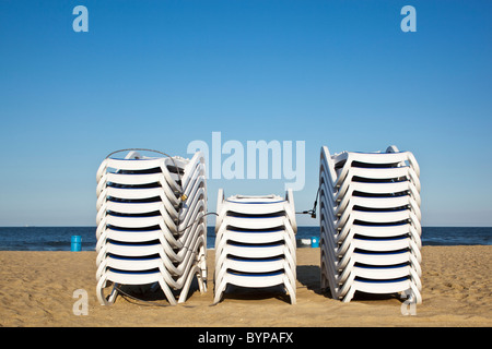 USA, New Jersey, Asbury Park, Liegestühle auf leeren Sandstrand am Sommerabend Stockfoto