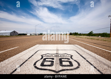 USA, New Mexiko, Tucumcari, Route 66-Marker auf der Autobahn Stockfoto