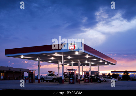 USA, New Mexico, Santa Fe, Sonnenuntergang leuchten Himmel hinter Phillips 66 Tankstelle bei Sonnenuntergang Stockfoto