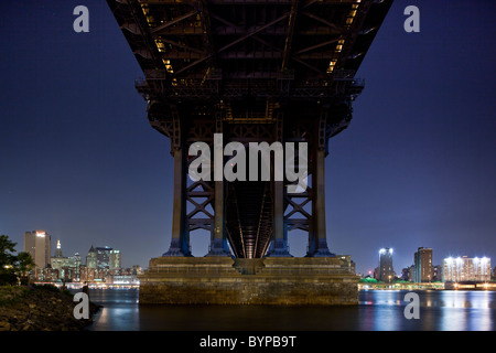 USA, New York, Brooklyn, Blick vom unter Manhattan Bridge mit Lower Manhattan Skyline über East River bei Nacht Stockfoto