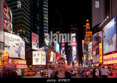 USA, New York, New York City, Fußgänger füllen Straßen rund um den Times Square am Sommerabend Stockfoto