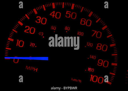 roter Tacho auf schwarzem Hintergrund Stockfoto