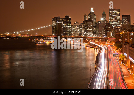 USA, New York, Brooklyn, Overhead Blick auf die Brooklyn Bridge und Parkway entlang East River mit Lower Manhattan skyline Stockfoto