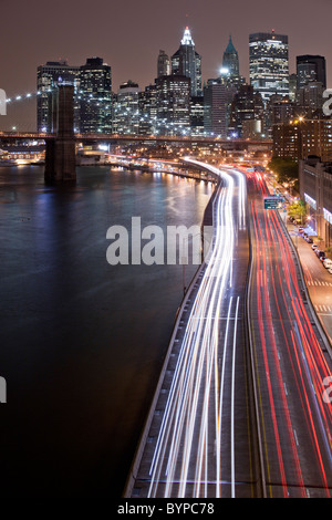 USA, New York, Brooklyn, Overhead Blick auf die Brooklyn Bridge und Parkway entlang East River mit Lower Manhattan skyline Stockfoto