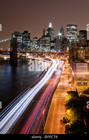 USA, New York, Brooklyn, Overhead Blick auf die Brooklyn Bridge und Parkway entlang East River mit Lower Manhattan skyline Stockfoto