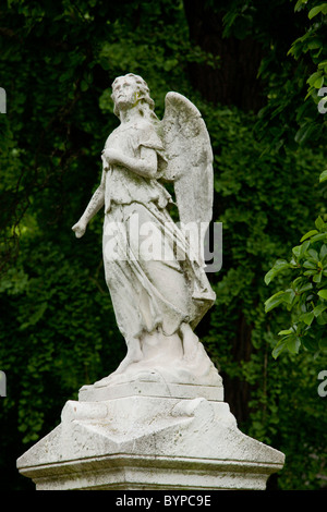 USA, New York, New York City, Marmor Engelsstatue auf Familiengrab auf dem Greenwood Cemetery in Brooklyn Stockfoto
