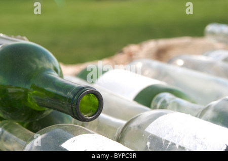 Stapel von leeren klar und grüne Weinflaschen bereit für Recycling oder Müll Stockfoto