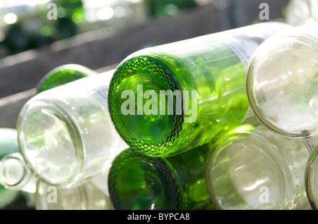 Stapel von leeren klar und grüne Weinflaschen bereit für Recycling oder Müll Stockfoto