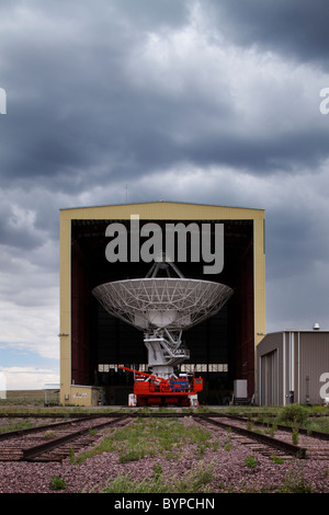 USA, New Mexiko, Socorro, Radioteleskop in Wartung Schuppen am VLA-Radio-Observatorium Stockfoto