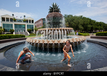 USA, South Carolina, Charleston, junge Mädchen und Jungen spielen im Wasser-Brunnen im Park am Wasser an heißen Sommermorgen Stockfoto