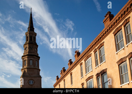 USA, South Carolina, Charleston, St. Philips Episcopal Church erhebt sich über der Zeile von historischen Häusern im French Quarter Stockfoto