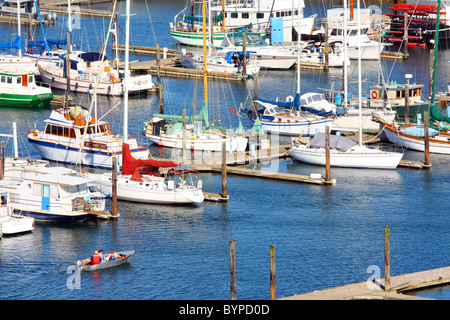 Vergnügen, Bootshafen und eine Vielzahl von Ozean Fischen gehen und touring Yachten / Schiffe in Newport, Oregon, USA. Stockfoto