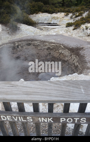 Des Teufels Tinte Töpfe, kochendem Schlamm Funktionen in Wai-o-Tapu geothermal Gegend in Neuseeland Stockfoto