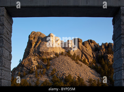 USA, South Dakota, Mount Rushmore National Monument umrahmt von steinernen Tor bei Sonnenaufgang am Sommermorgen Stockfoto
