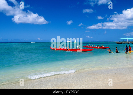 Ausleger-Kanus am Strand von Waikiki, Oahu, Hawaii Stockfoto