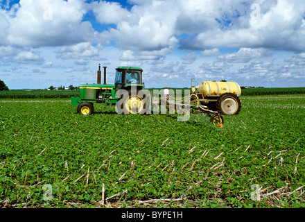 Landwirtschaft - chemische Anwendung, Anwendung von Roundup Ultra auf frühen Wachstum Roundup Ready Soja / Iowa, USA. Stockfoto