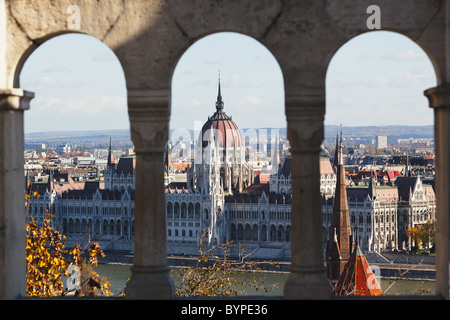 High Angle View of Parlamentsgebäude durch einen Bogen, Budapest Stockfoto