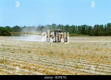 Ein Rogator hoher Bodenfreiheit Sprühgerät aufbringen Insektizid auf Direktsaat Sämling Baumwolle Salzwiesen Raupe Steuern / Mississippi. Stockfoto