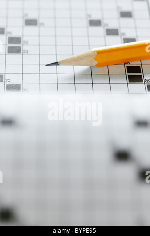 Nahaufnahme von Bleistift auf Kreuzworträtsel. Textfreiraum Stockfoto