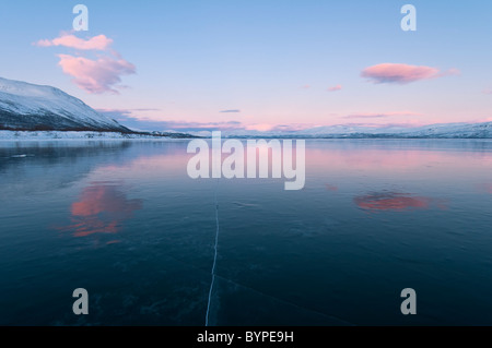 Schauen Sie über den gefrorenen See Tornetraesk, Abisko, Lappland, Schweden Stockfoto