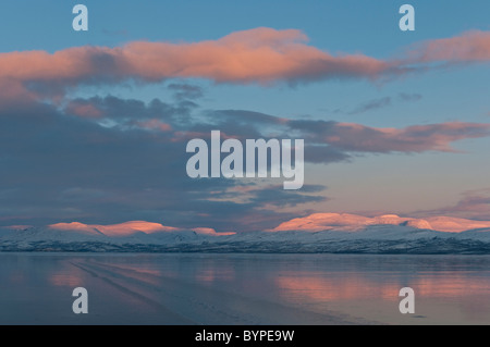 Reflexion des Gebirges in gefrorenen See Tornetraesk, Abisko, Lappland, Schweden Stockfoto