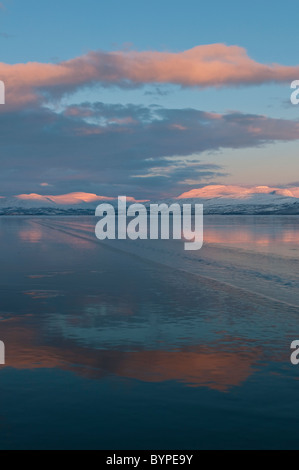 Reflexion des Gebirges in gefrorenen See Tornetraesk, Abisko, Lappland, Schweden Stockfoto