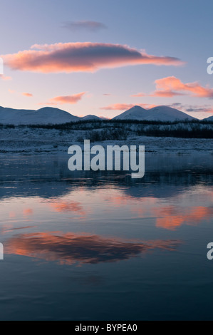 Reflexion des Gebirges in gefrorenen See Tornetraesk, Abisko, Lappland, Schweden Stockfoto