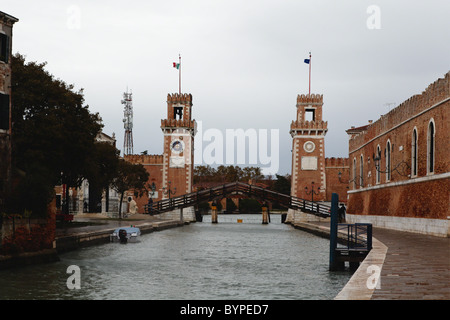 Eingang-Türme, um die venezianische Arsenal, Venedig, Italien Stockfoto