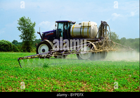 Chemikalieneinsatz Insektizid/Herbizid auf einer frühen Wachstumsfeld Soja im späten Frühjahr durch eine Extreme Maschine / Illinois. Stockfoto