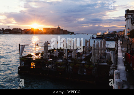 Venedig-Sonnenuntergang, als angesehen von Ponte De La Calcina, Sestiere Dorsoduro, Italien Stockfoto