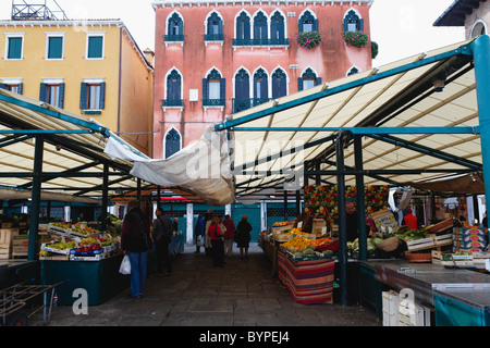 Menschen beim Einkaufen auf dem Markt von Rialto, Venedig, Italien Stockfoto