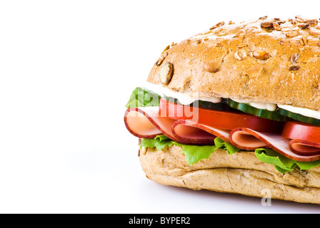 Frisch zubereitetes Sandwich mit Schinken und Gemüse über weiß Stockfoto