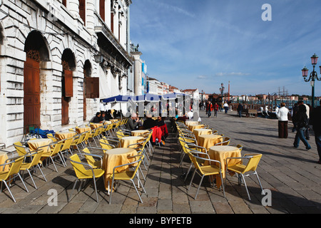 Blick auf ein Café im Freien auf dem Markusplatz, Venedig Italien Stockfoto