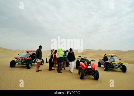 Gruppe von Menschen stehen auf Sanddüne in Wüste Blick auf Abenteuer-Tour in der Nähe von Swakopmund Namibia Reise Destinationen unter Stockfoto