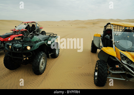 Quads und 4 x 4 Dune Buggys geparkt auf Sanddünen auf extreme Abenteuertour, ATVs in Namib Wüste Namibia Stockfoto