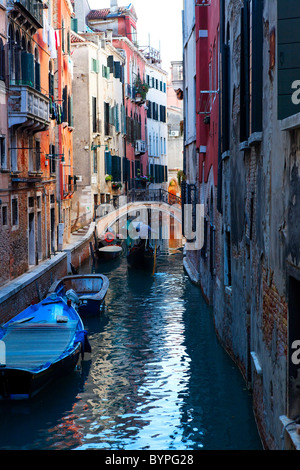 Blick auf den schmalen Kanal mit typisch venezianischen Gebäuden, Venedig, Italien Stockfoto