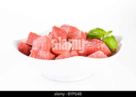 Schüssel mit gewürfelte Rindfleisch auf weißem Hintergrund Stockfoto