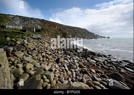 Landzunge am später Bucht an der südlichen Küste von Cornwall mit seiner unverwechselbaren verbunden Granit Felsen Formationen UK Stockfoto