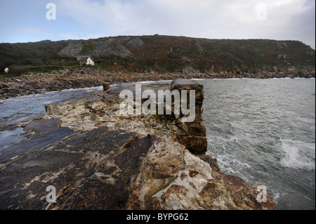 Schäden Sie an der Hafenmauer später Cove auf der südlichen Küste von Cornwall UK Stockfoto