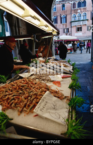 Fisch-Anbieter an ihrem Marktstand, Rialto, Venica, Italien Stockfoto