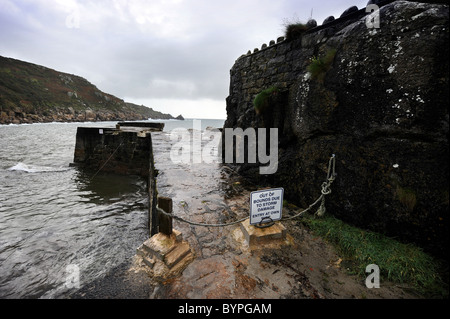 Der Hafen Wand später Bucht (abgesperrt durch Sturmschäden) an der südlichen Küste von Cornwall UK Stockfoto