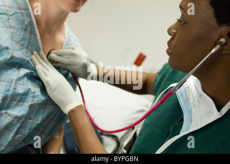 Arzt, die Brust des Patienten mit Stethoskop hören Stockfoto