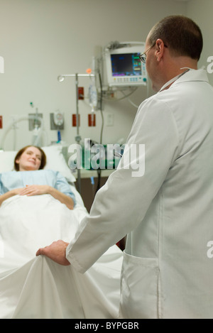 Arzt im Gespräch mit Patienten im Krankenhaus Stockfoto