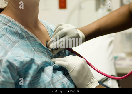 Arzt, die Brust des Patienten mit Stethoskop hören Stockfoto