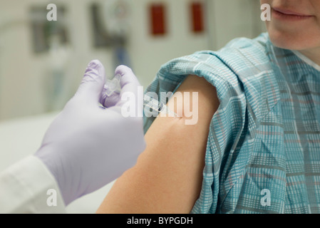 Patienten erhalten Schuss in Schulter Stockfoto