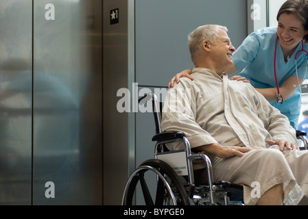 Krankenschwester helfen Patienten im Rollstuhl Stockfoto